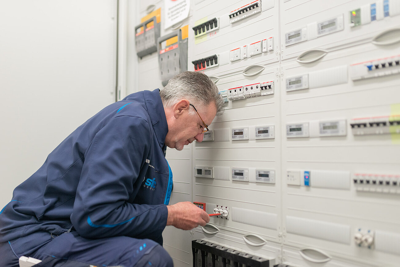 SFC-Techniker arbeitet an einer Elektroverteilung