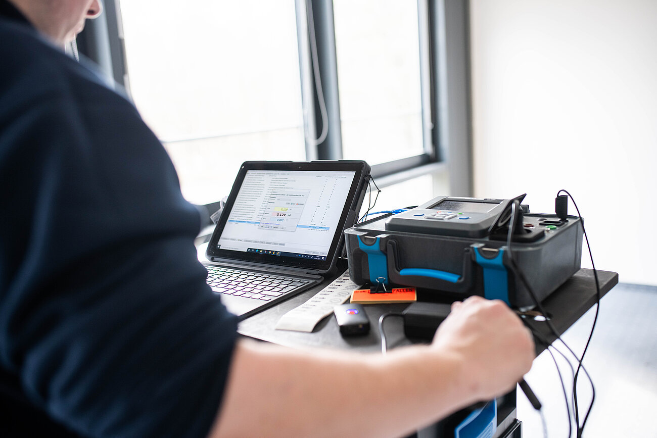 Unser Prüftechniker beim Gerätetest
