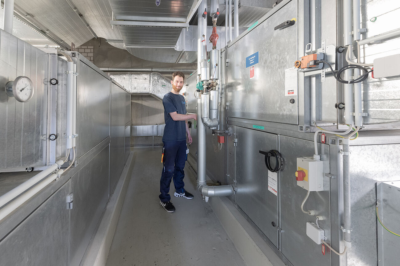SFC-Techniker in einer Lüftungszentrale