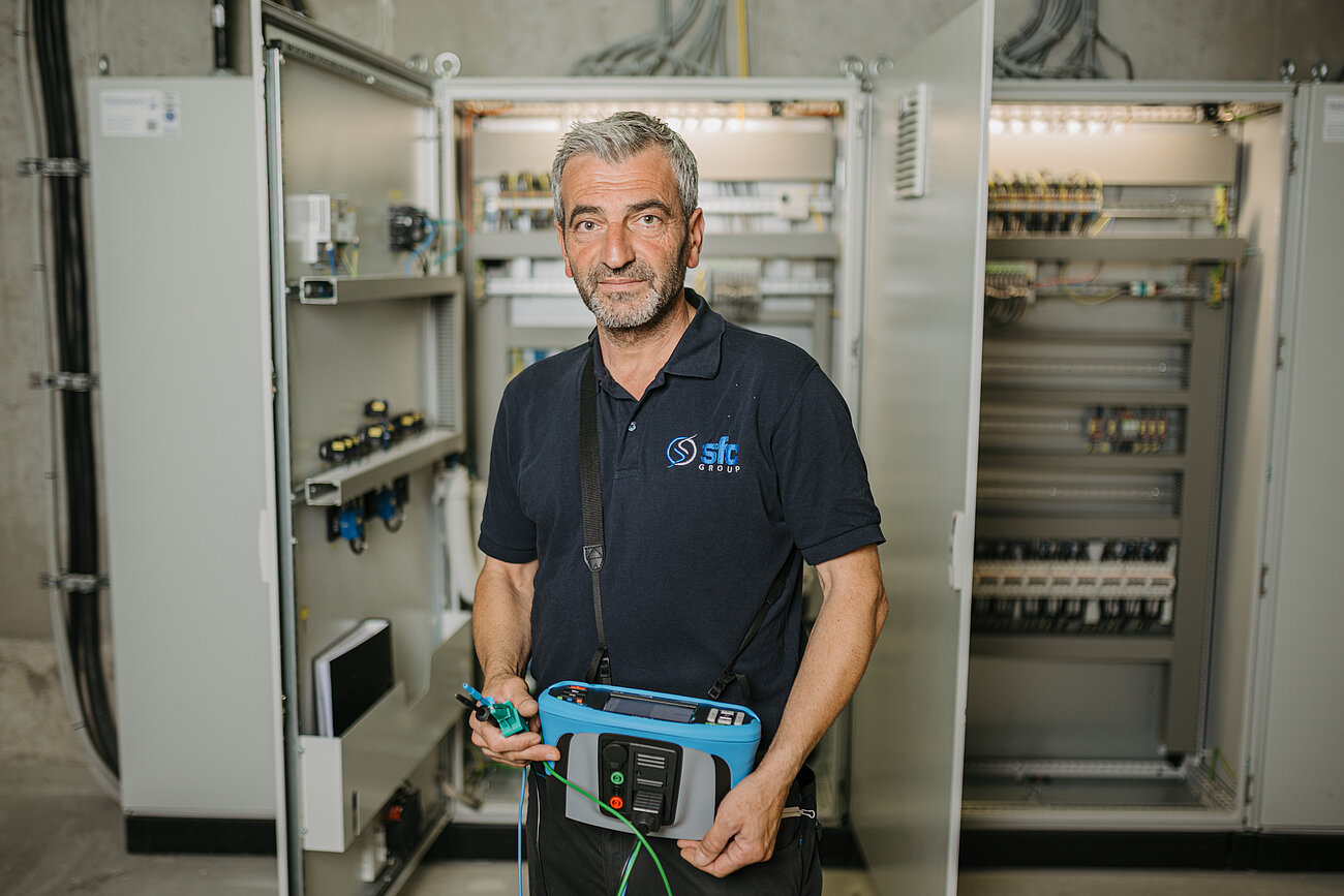 Unser Prüftechniker an der Verteilung