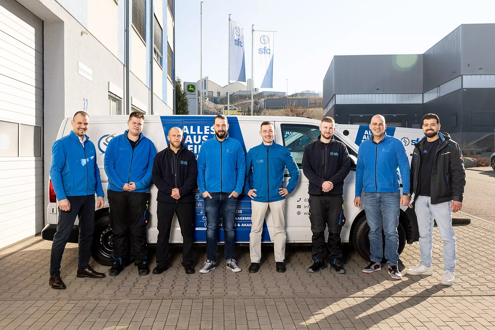 SFC-Team vor dem Firmengebäude in Sinsheim