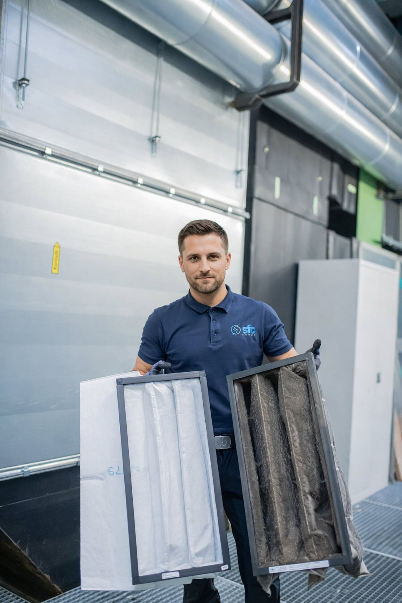 SFC-Techniker mit ausgebauten Luftfiltern einer RLT-Anlage